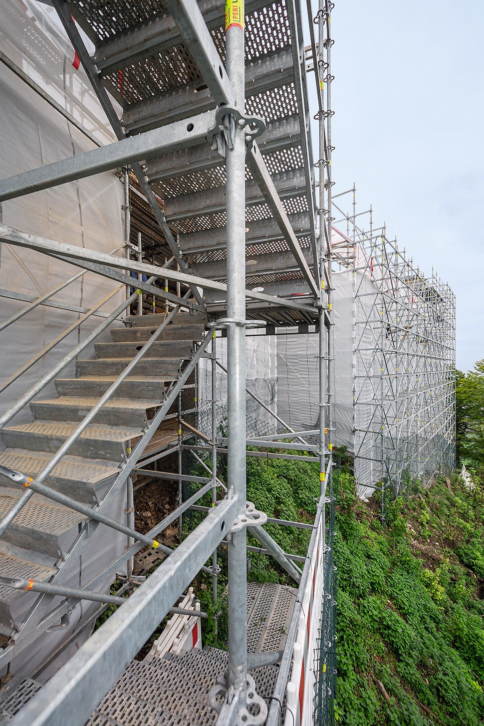 Freistehend angepasst und integriert ausgesteift: Die Ertüchtigung der Bastions- und Stützmauern des Festungskranzes erfolgt mithilfe einer PERI UP Systemgerüstlösung.