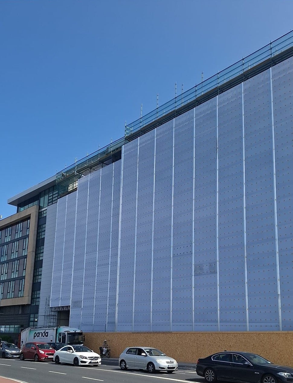 The PERI UP Cladding system works with our PERI UP scaffolding range to create a flexible enclosure that is easy to install in any setting.