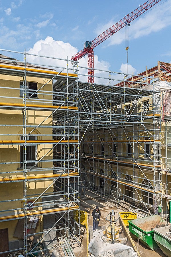 Details wie die selbstsichernden Beläge und die vorlaufende Geländermontage sorgen bei dem PERI UP Fassadengerüst für eine hohe Sicherheit auf der Baustelle.