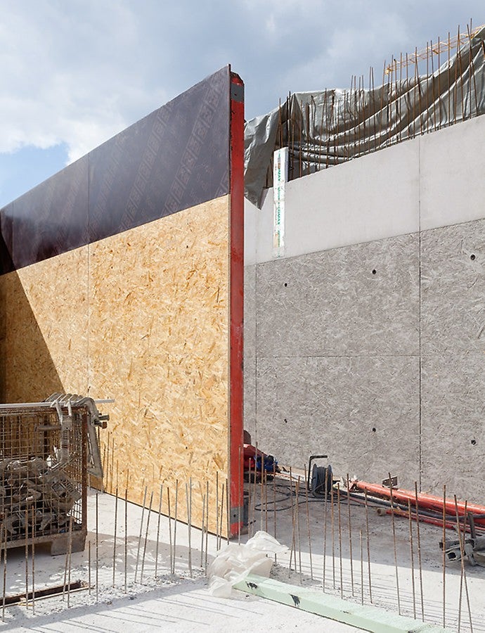 Die sehenswerten Sichtbetonoberflächen werden durch die Belegung der TRIO Struktur mit handelsüblichen OSB Platten und FinPly Schalungsplatten erzielt. Das durchgängige Fugen- und Ankerraster wurde zusammen mit dem Architekten detailliert abgestimmt.