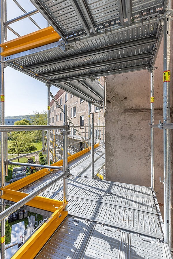 Die ebenen Belagsflächen und der umlaufende Seitenschutz sorgen für eine sichere Arbeitsumgebung und erleichtern die Ausführung der unterschiedlichen Fassadenarbeiten.