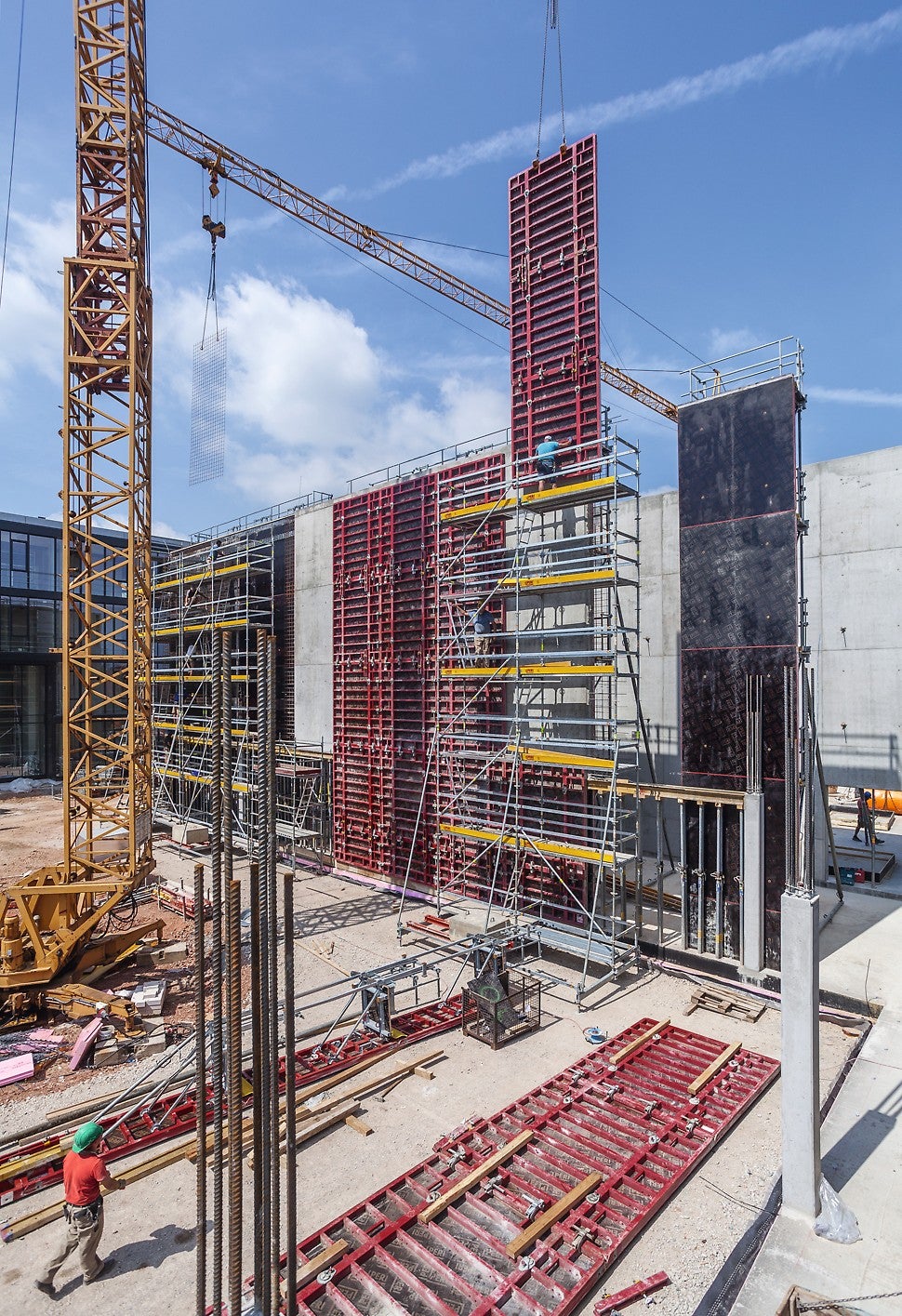 Im Zusammenspiel mit der MAXIMO wirken sich auch die PERI UP Bewehrungsgerüste beschleunigend auf den Bauablauf aus: beim Reinigen der Stellschalung, bei der Ausführung der Bewehrungsarbeiten und beim Verbinden der großflächig umsetzbaren Schließschalung. <br/>