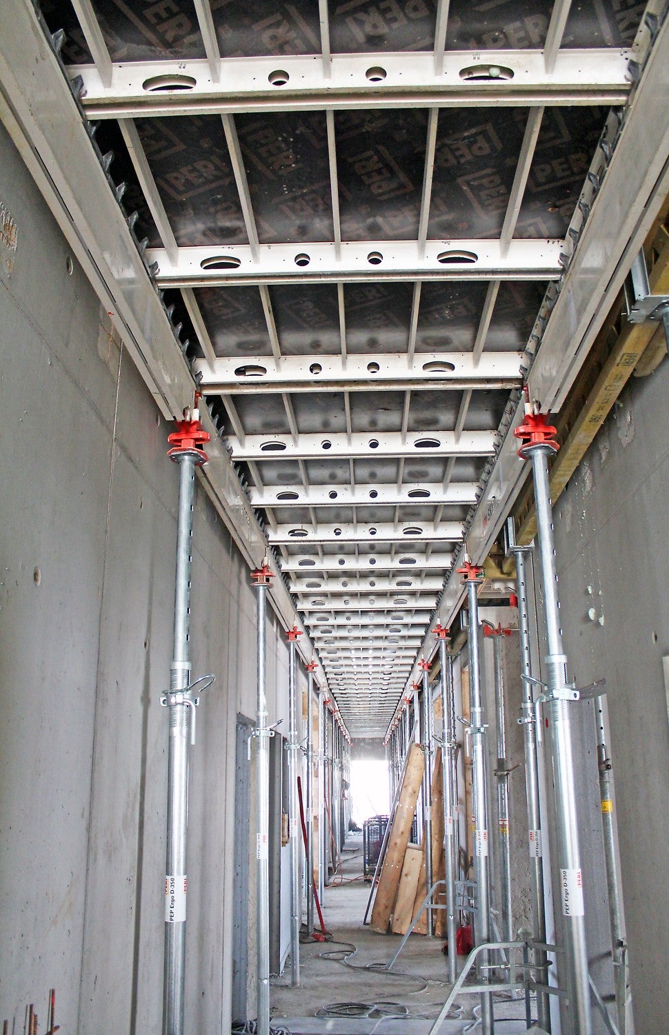 Moderni SKYDECK sopi erinomaisesti holvimuotiksi tähän kohteeseen.