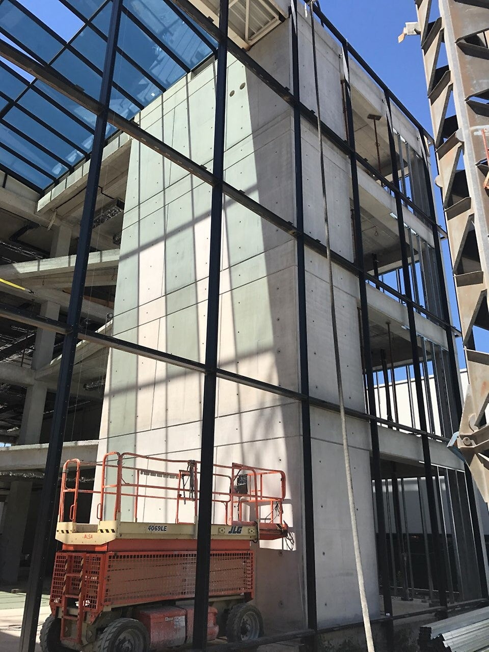 Изграждане на производствена база с представителен магазин MONNI - видим бетон на вертикални елементи