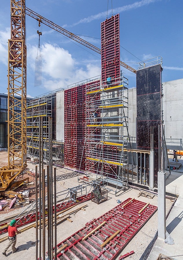 Gut kombiniert: Im Zusammenspiel mit der MAXIMO wirkten sich auch die PERI UP Bewehrungsgerüste beschleunigend auf den Bauablauf aus: beim Reinigen der Stellschalung, bei der Ausführung der Bewehrungsarbeiten und beim Verbinden der großflächig umsetzbaren Schließschalung.