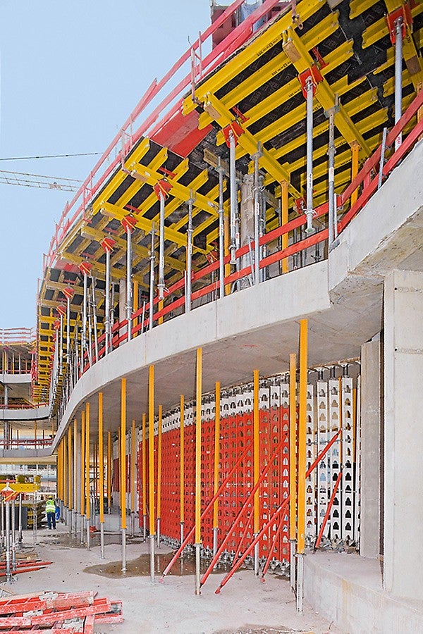 Unterhalb von Wandscheiben tragen HD 200 Schwerlaststützen bis zu 400 kN/m Linienlast ab und ergänzen die MULTIPROP Notunterstützung optimal.