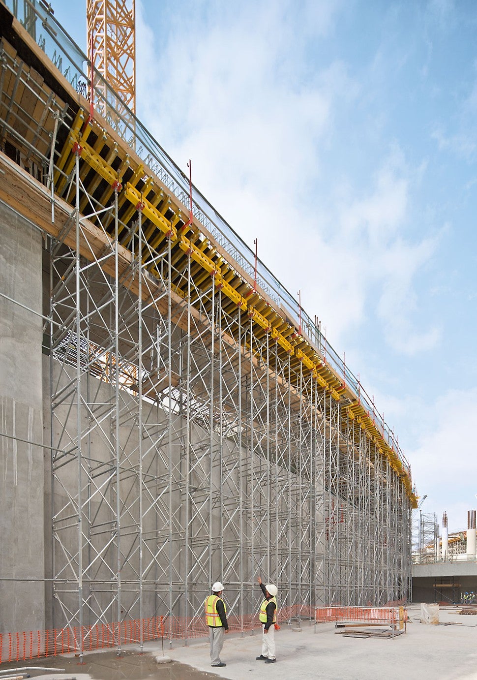 PD 8 is the proven shoring system for slab tables and accommodates high loads. With only two different frame heights, almost any required height can be realized.