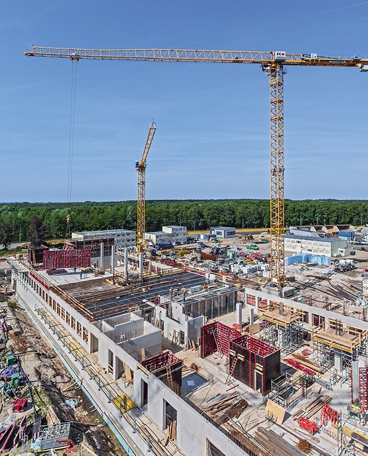 Insbesondere SKYDECK und MAXIMO sorgen für schnelle Schalzeiten bei der Herstellung der Geschossdecken und Wände.