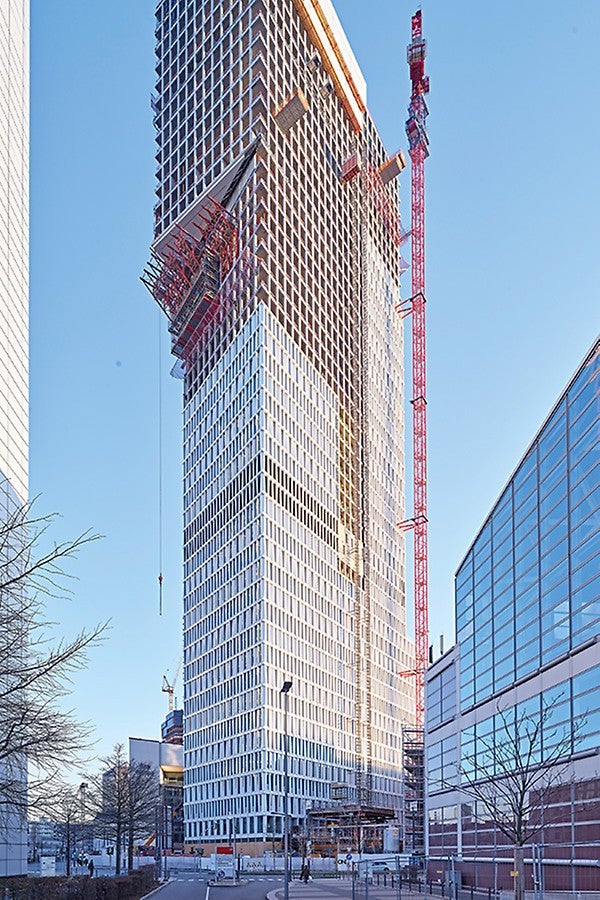 Die Auskragung in 125 m Höhe verleiht dem Wolkenkratzer sein markantes Aussehen und lässt ihn an eine „1” erinnern.