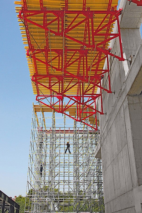 The 7 m wide and 58 m long working platform carried by horizontally-positioned PERI brace frames.