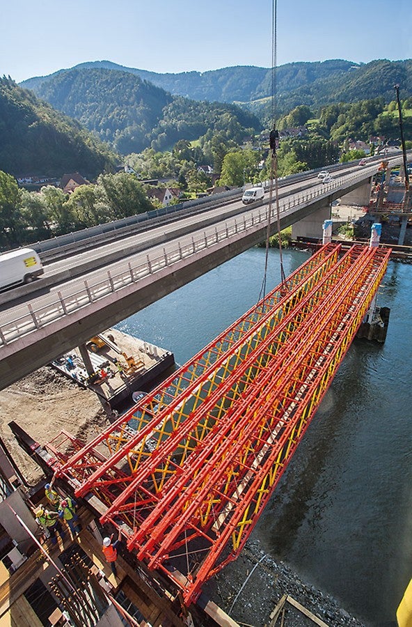 For transferring the heavy loads over the almost 40 m span, the truss arrangement and spacings can be flexibly determined using a metric grid configuration.