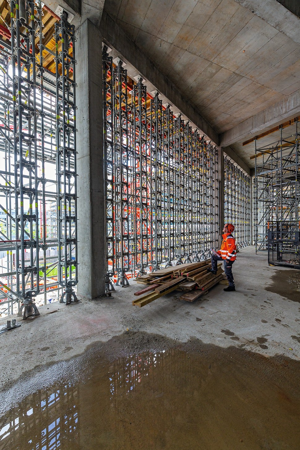 Mietbarkeit und einfache Montage der leichten PERI Systembauteile sorgen insbesondere beim temporären Einsatz in bestehenden Gebäuden für erhebliche Kosten- und Zeitvorteile.<br/>