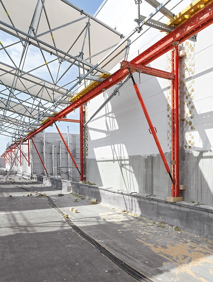 Variokit Systembauteile bildeten die Auflagerkonstruktion an der Nordseite. Damit ließ sich der Konsolabstand mit 7,50 m Achsmaß an die besonderen baulichen Gegebenheiten anpassen.