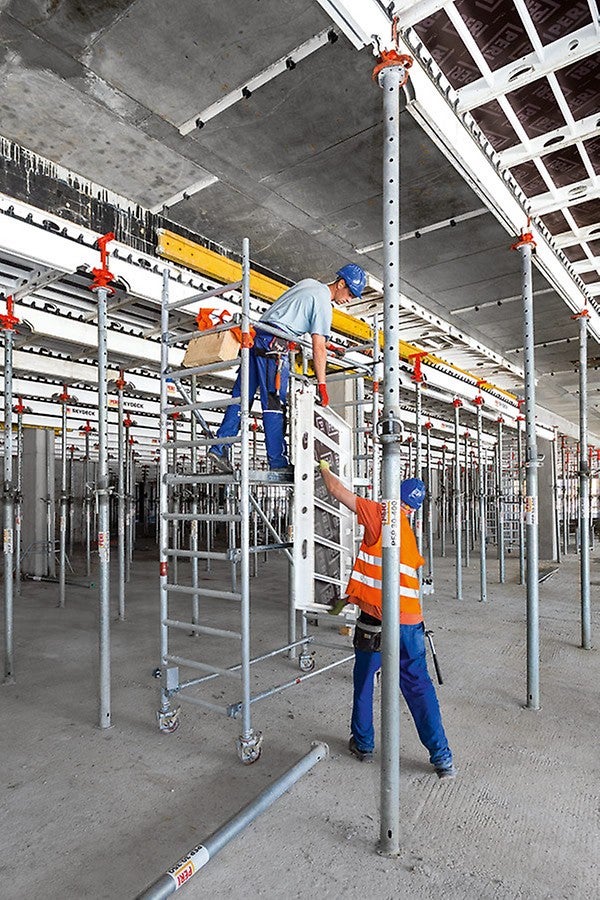 Insbesondere beim Ausschalen sorgten die geringen Einzelgewichte der SKYDECK für eine einfache Handhabung mit ermüdungsfreiem und raschem Arbeiten auch ohne jegliche Kranunterstützung.