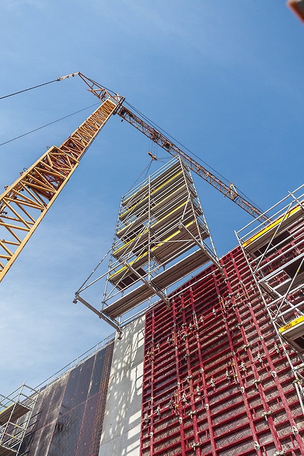 Due to the tension-proof connections, entire large-sized units can be moved by crane