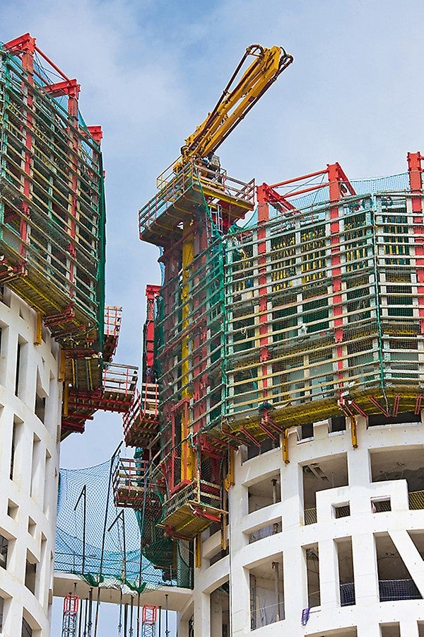 两个圆筒型建筑，使用ACS自动液压爬架系统，每10天浇筑一层。