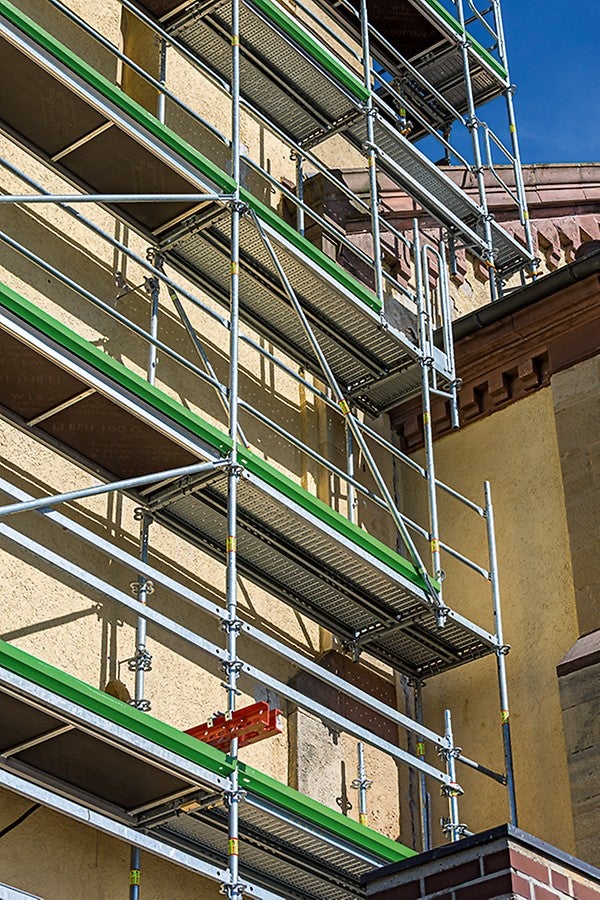 Die Kirchturmeinrüstung offenbart einige Ausführungsdetails: beispielsweise die fast übergangslose Kombinierbarkeit von PERI UP Easy mit VARIOKIT System-Stahlträgern sowie geometrische Längenanpassungen im metrischen Grundraster.