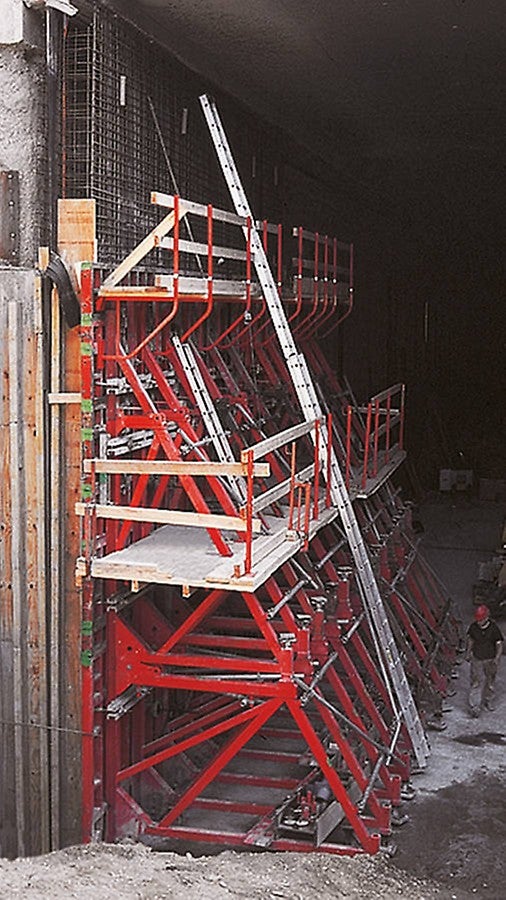 Im Bereich des Süd-Portals weicht die Wandhöhe vom Regelquerschnitt ab. Die maximale Höhe von 9,60 m wurde in zwei Etappen betoniert: Bis zu einer Höhe von 6,55 m wurden Stützböcke und TRIO Rahmenschalungselemente eingesetzt, für den zweiten Betonierabschnitt TRIO Elemente auf SKS 180 Kletterkonsolen.