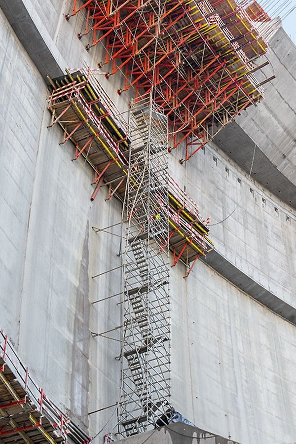 PERI UP è stato impiegato per realizzare le più svariate impalcature di sostegno e di servizio, nonché le vie di accesso. Le scale PERI UP, alte fino a 55 m, permettevano di raggiungere in sicurezza le aree di lavoro sopraelevate 