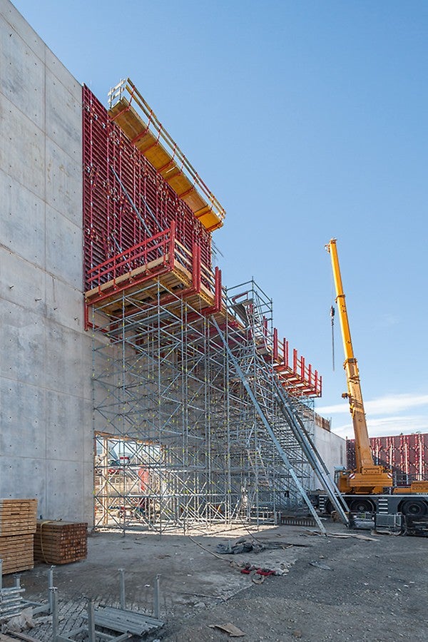 Die Herstellung der 23 m hohen Wandabschnitte erfolgte auf einer 12 m hohen PERI UP Arbeitsplattform.