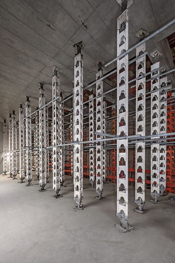 Unterhalb der ersten Zwischendecke sorgten PERI HD 200 Schwerlaststützen für eine zusätzliche, punktuelle Lastabtragung sowie als Durchstützung bis zur Bauwerkssohle.