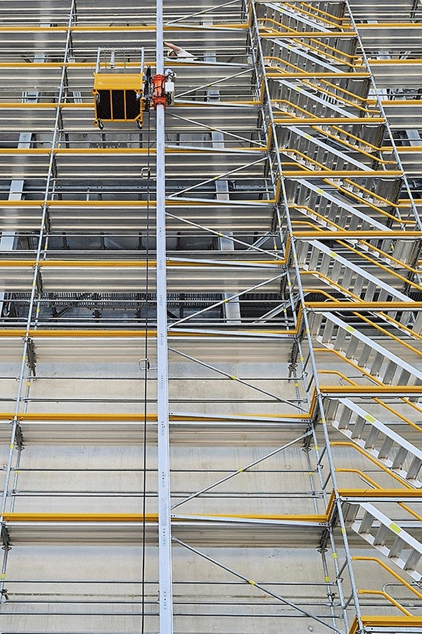 Das Gerüsttransportsystem STS 300 wächst von Lage zu Lage mit und packt beim Aufbau und Transport mit an. Auch auf der bauma ist es im Einsatz.