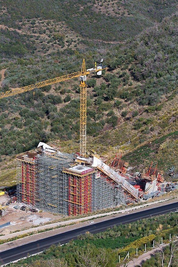 25米高的V型桥墩作为高速公路桥的三分之一处，同时也作为拱形钢结构与桥梁连接的起始点。