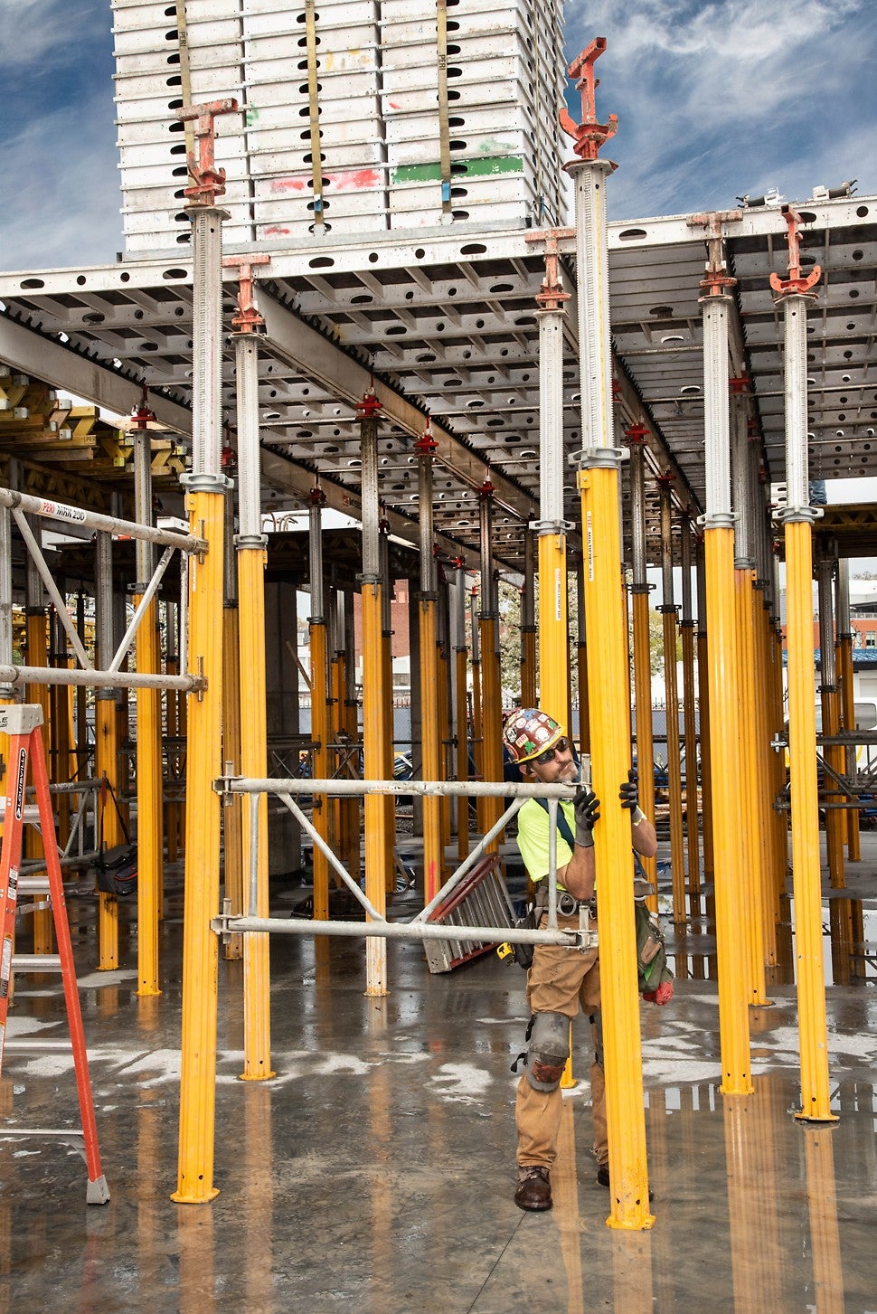 SKYDECK slab formwork system enables efficient work operations due to systematic, easy assembly and minimum prop requirements. 