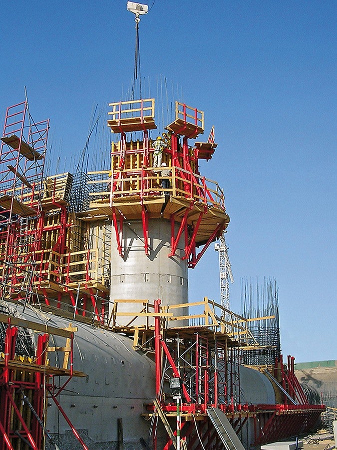 在浇筑墩墙时，选择3.60米为浇筑高度，充分利用爬架与模板<br/>