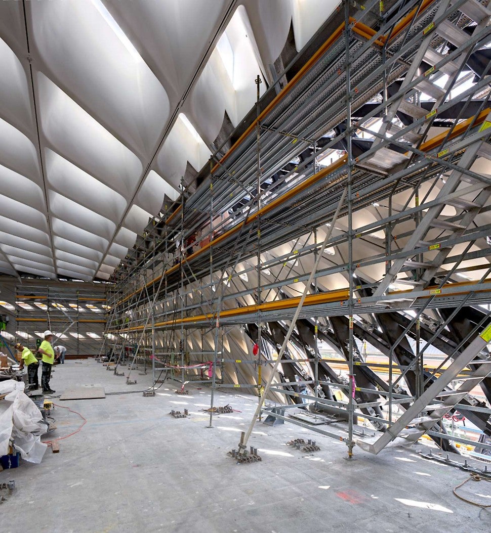 The PERI UP scaffold system encloses the entire building for safe and easy access.