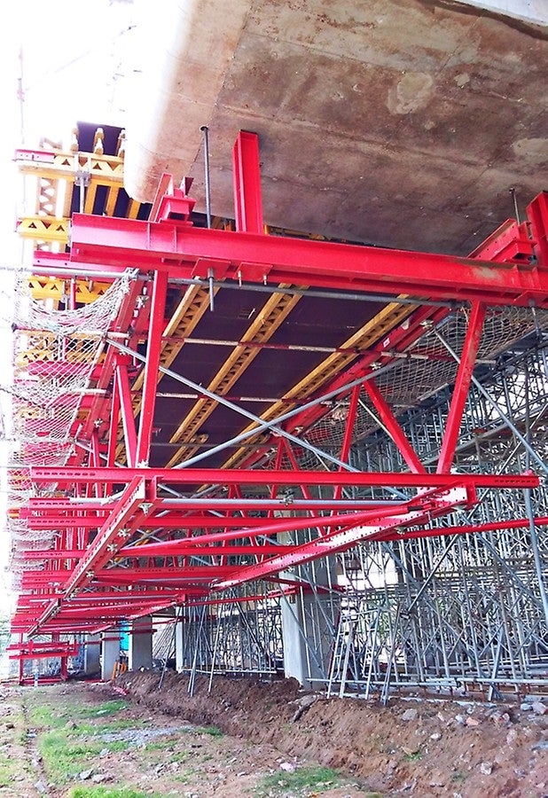 In order to protect the existing water pipes along the Xa Lo Ha Noi highway. suspened PERI VARIOKIT Trusses are being used for forming the concourse levels.