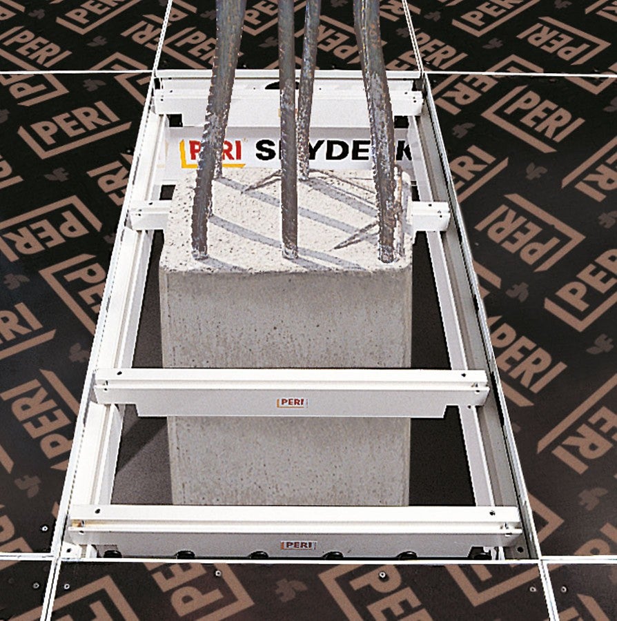 Las columnas se pueden encofrar fácilmente con vigas de borde SKYDECK (longitud 75 cm o 150 cm). Las áreas de montaje se cierran con madera contrachapada de 21 mm de espesor.<br/>