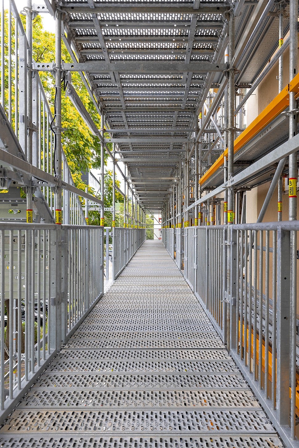 Vom Treppenturm aus erschließen Laubengänge jeweils sechs Wohnungen pro Geschoss.