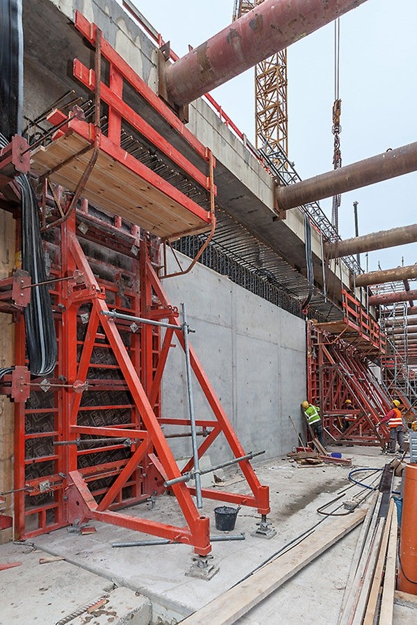 U型槽结构和隧道的施工：在连续墙内地下20米处施工。