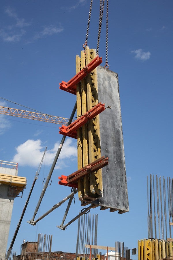 a través de disposiciones individuales de vigas de encofrado y correas de acero.