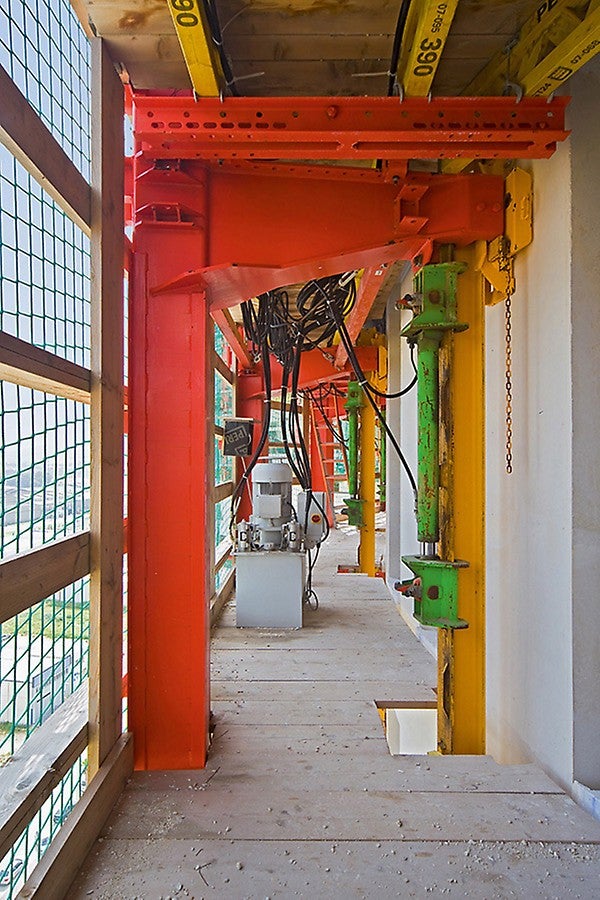 使用可靠的ACS 100爬架系统，不需要吊车，不受气候变化的影响。