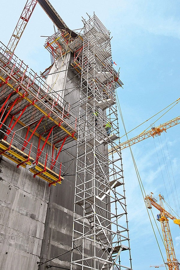 The PERI systems used have been optimally adapted to suit site requirements and also include the integration of safe access means such as the PERI UP scaffold staircase.