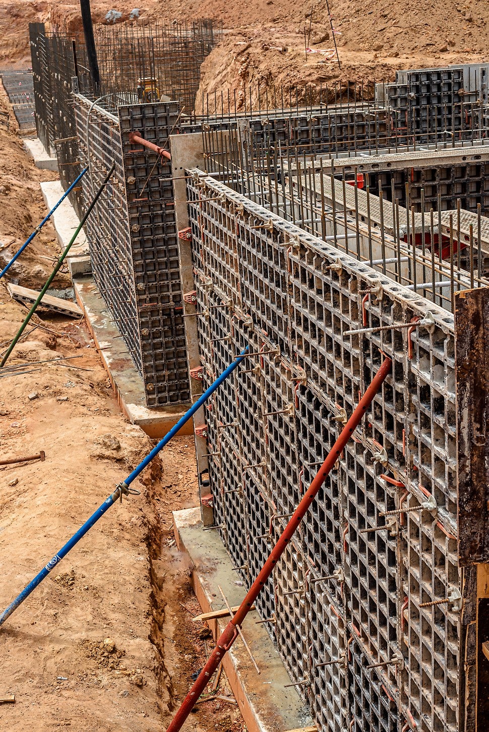 For a residential project, columns, lift walls, and retaining walls were built using the PERI DUO System. <br/><br/>The residential project featured two-story luxury homes with basements and additional facilities, enclosed by walls of 230mm in thickness and 3 meters in height.