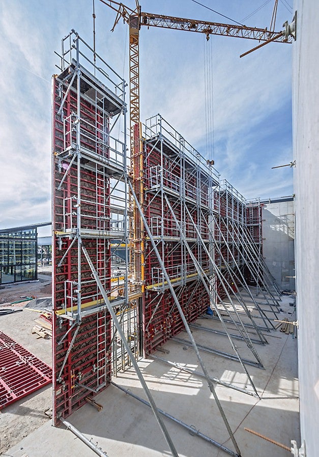 Schnell und sicher: MAXIMO sorgte zusammen mit dem modularen Bühnensystem MXP für schnelle Schalzeiten und hohe Sicherheit auf der Baustelle.