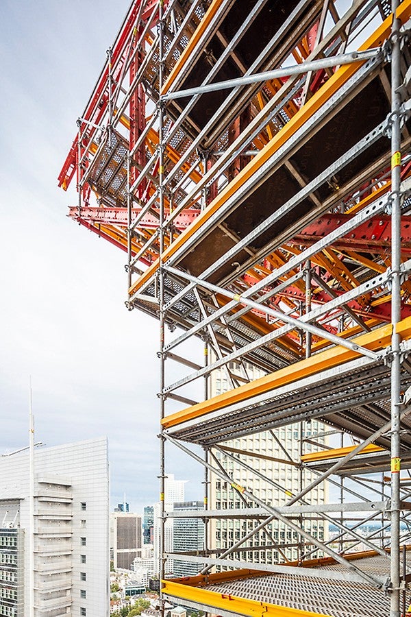 Die projektspezifisch konzipierte Unterstützungskonstruktion bestand aus Kletterschienen des RCS Schienenklettersystems sowie Bauteilen des VARIOKIT Ingenieurbaukastens und des PERI UP Gerüstbaukastens.