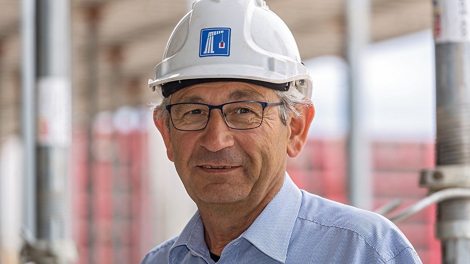 Seitdem ich bei Meier im Jahr 1993 angefangen habe, haben wir unseren Schalungsbestand sukzessive auf PERI umgestellt. Neuerdings verwenden wir auch die SKYMAX Deckenschalung. Dank der wenigen Teile ist sie einfach zu schalen. Der Absenkkopf wirkt nach dem Kugelschreiberprinzip, man kann nichts verkehrt machen.