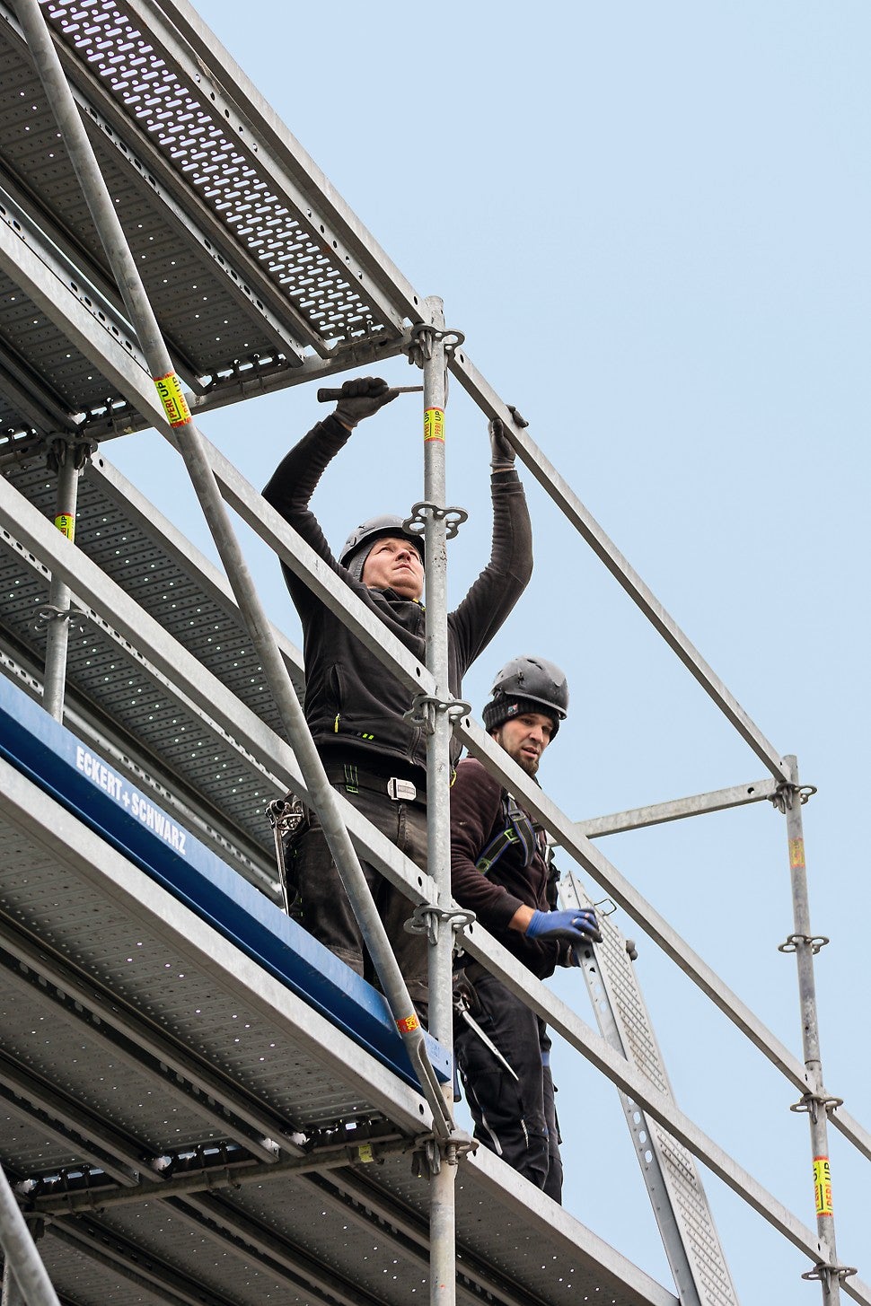 Die weitestgehend kupplungsfreie Gerüstmontage im 25-cm-Systemraster sorgt für schnelle Montagezeiten und zugleich für sichere Arbeitsflächen bei der Gerüstnutzung – ohne gefährliche Stolperkanten.