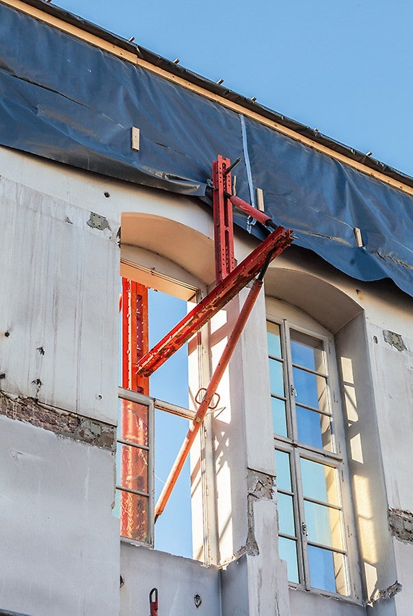 Die exakt an die vorhandenen Fensteröffnungen angepasste Fassadenabstützung basierte auf mietbaren VARIOKIT Systembauteilen.