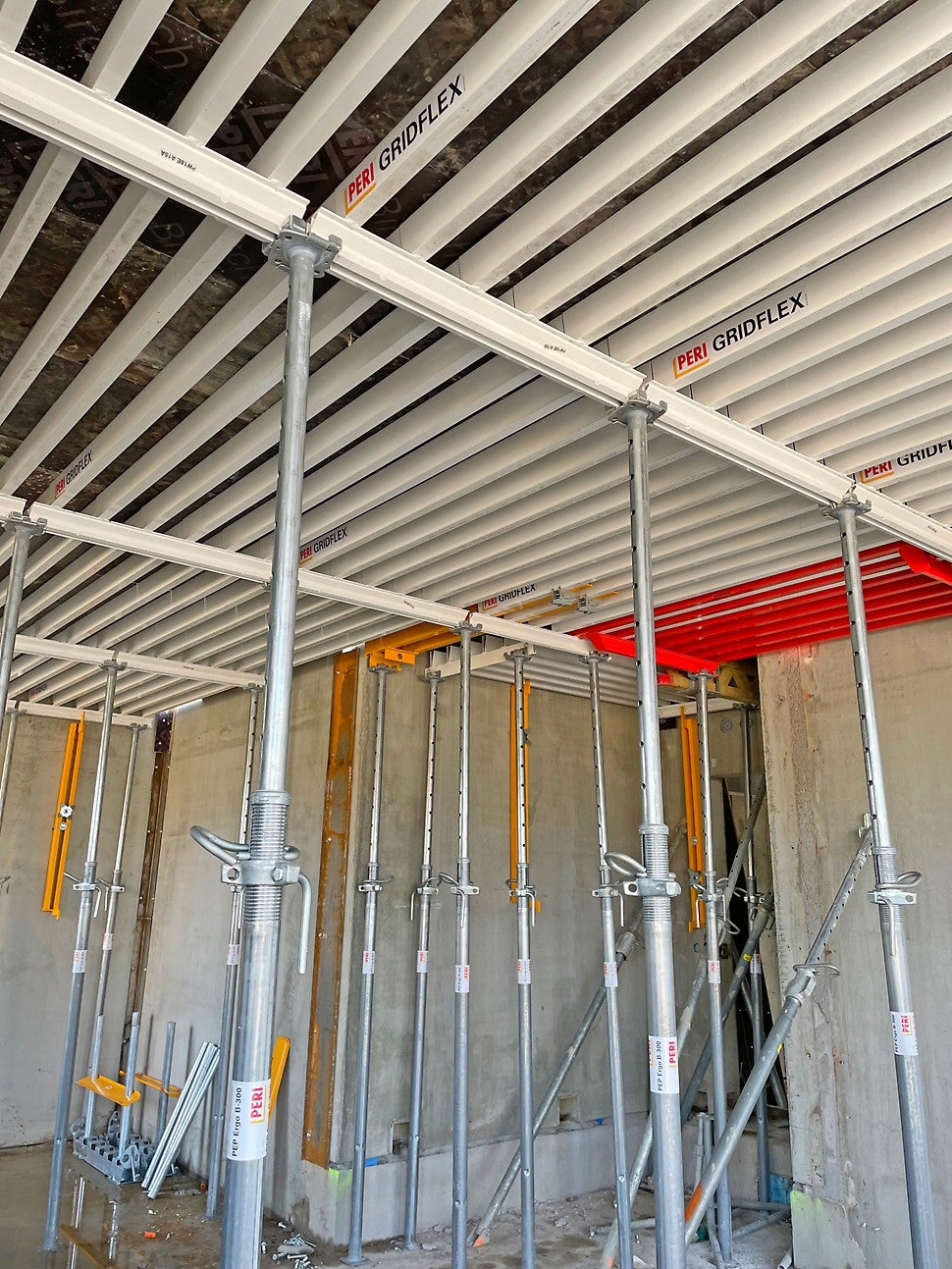 Punainen elementti toimii leveystäyttönä GRIDFLEX-järjestelmässä.<br/>