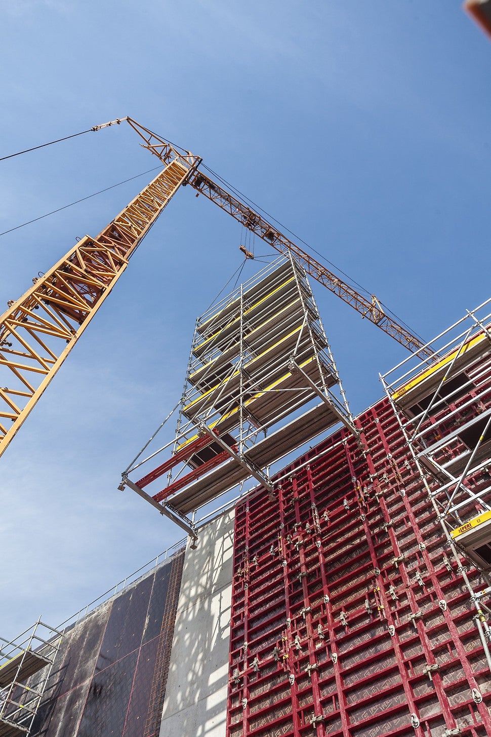 Auch die über 10 m hohen Bewehrungsgerüste können mit dem Kran an die richtige Position gesetzt werden.<br/>