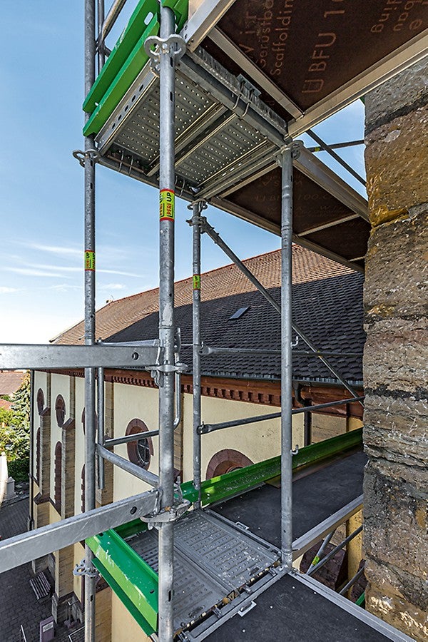 Die hohe Flexibilität von PERI UP Easy erlaubt Gerüstlösungen, die mit Rahmengerüsten bisher fast nicht möglich schienen. Der Easy Rahmen ist im eingebauten Zustand selbst bei genauem Hinsehen kaum noch als Einzelbauteil erkennbar.