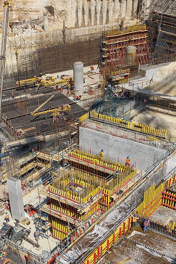 复杂的建筑结构以及巨型的钢筋混凝土结构，例如3米厚的楼板，2米厚的墙体，均用系统组件组成的、为项目定制的模板施工方案完成浇筑。