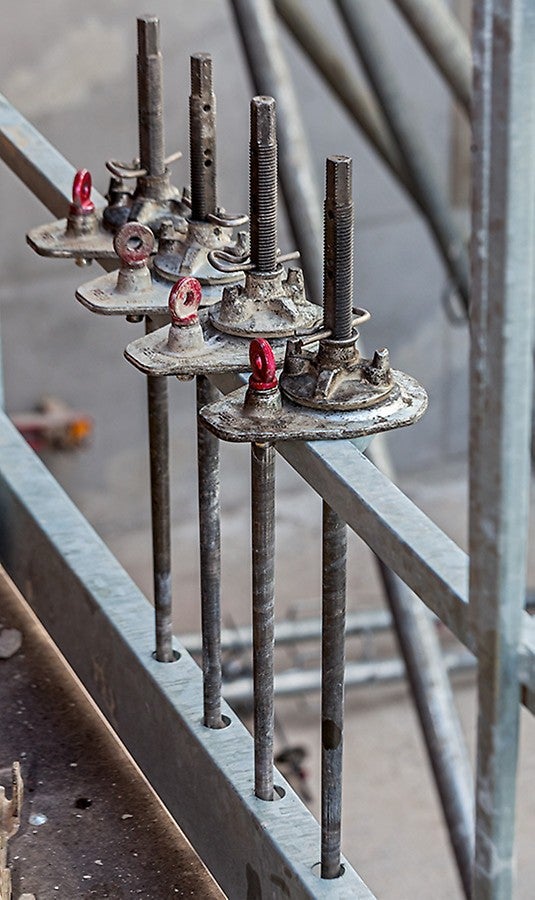 Griffbereit: Die MX Anker zum einseitigen Schließen der MAXIMO werden nach dem Ausschalen am Geländer der MXP Bühne fixiert – genau dort, wo sie nach dem Umsetzen wieder benötigt werden.