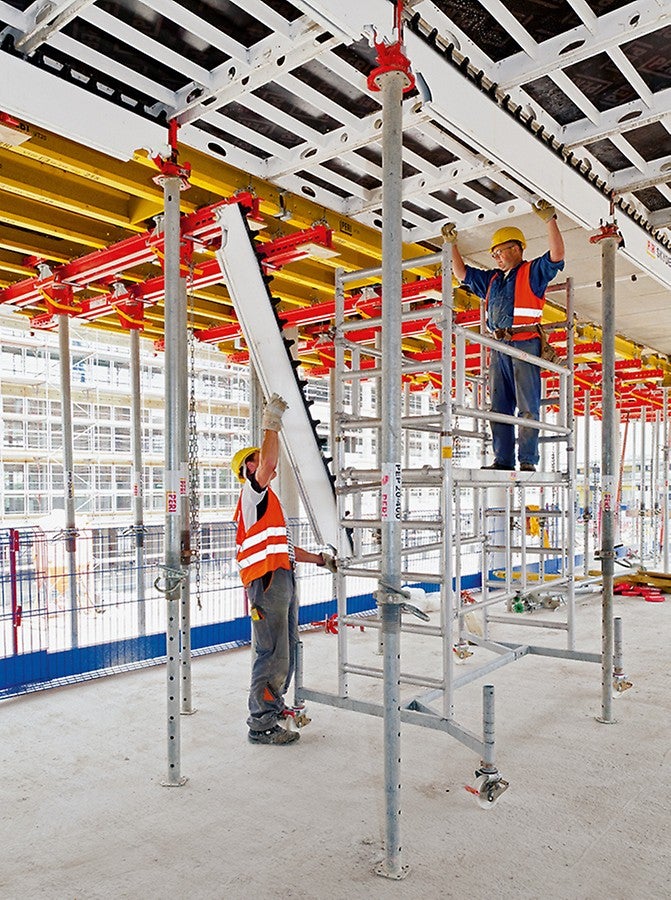 Die SKYDECK Paneel-Deckenschalung ermöglicht in Verbindung mit dem Fallkopfsystem kurze Schalzeiten und eine verringerte Materialvorhaltung. Die PERI Ingenieure kombinierten die SKYDECK am Deckenrand mit großflächigen VARIODECK Deckentischen.