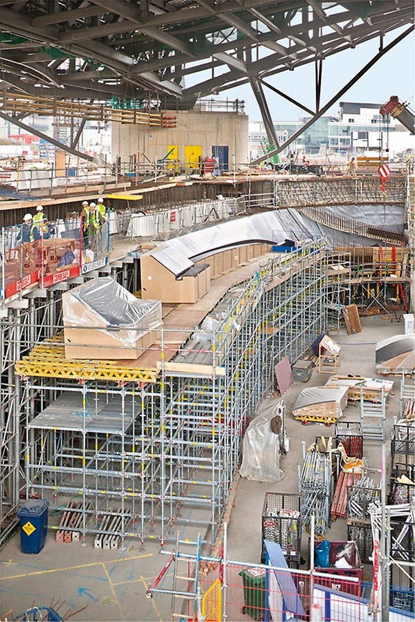 在施工现场组装模板的过程类似于系统模板-按照全球统一的施工的图纸安装模板。<br/>